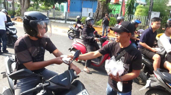 Udara Mulai Tak Sehat,  IJTI Jambi dan Adya Group Bagikan Ribuan Masker Gratis